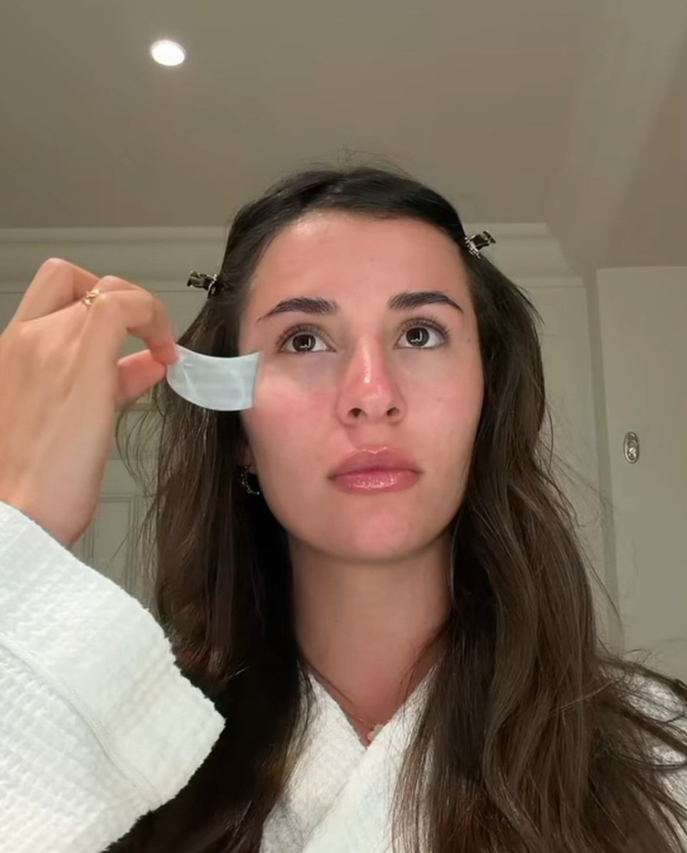 Windirsun's tweet photo. @fixit26208 @thebeefdisciple @theunionIII @Forest_motherr It's make up and a slight tan. For some reason woman seem to think it's attractive to do this. https://t.co/fqF4Xr0aE2
