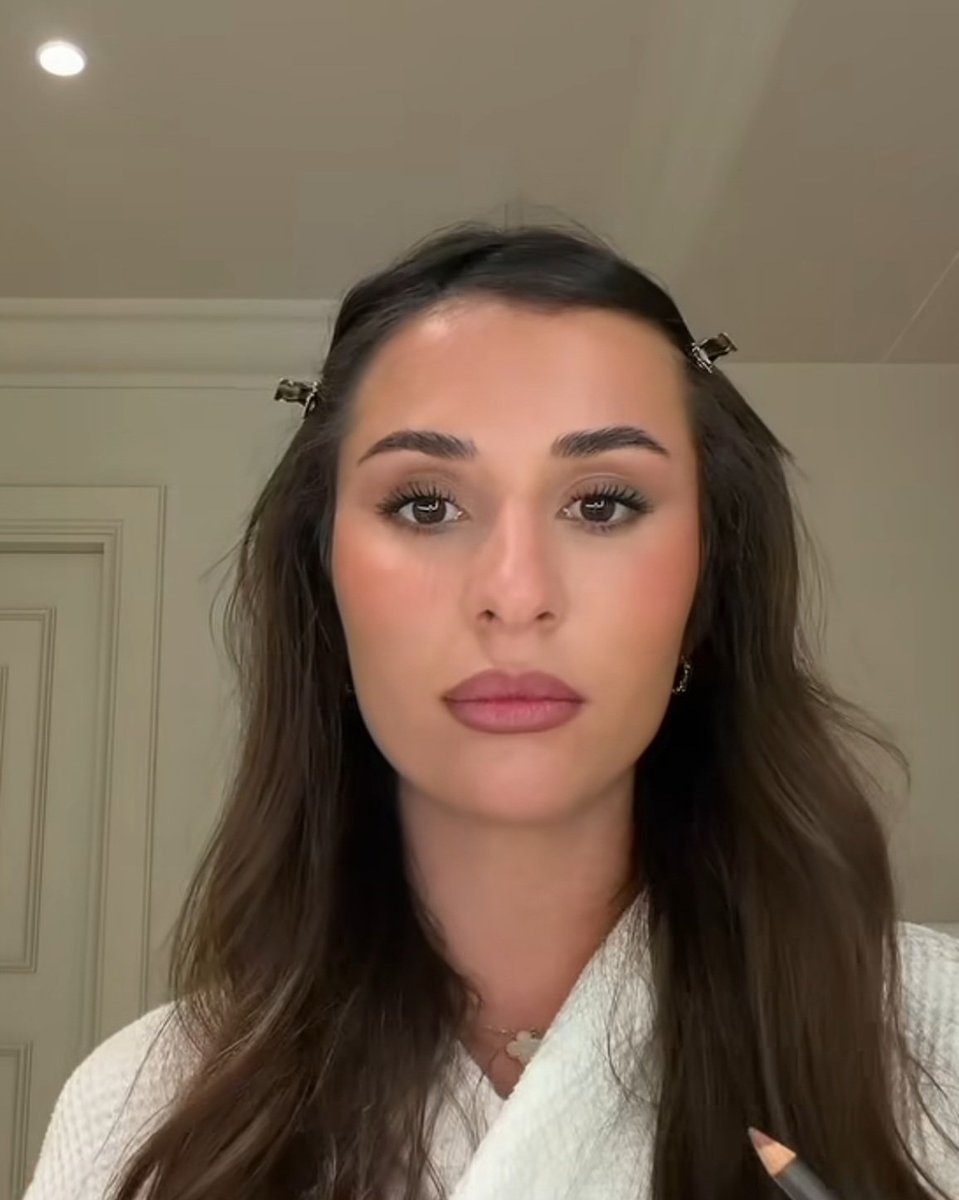 Windirsun's tweet photo. @fixit26208 @thebeefdisciple @theunionIII @Forest_motherr It's make up and a slight tan. For some reason woman seem to think it's attractive to do this. https://t.co/fqF4Xr0aE2