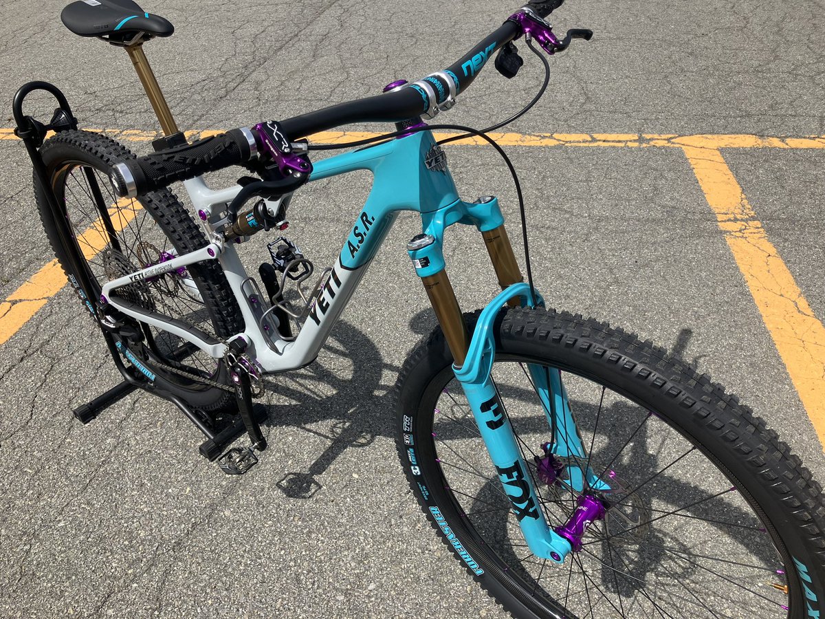 もう何年もマウンテン乗ってないが、超軽量新型バイクをテストしに