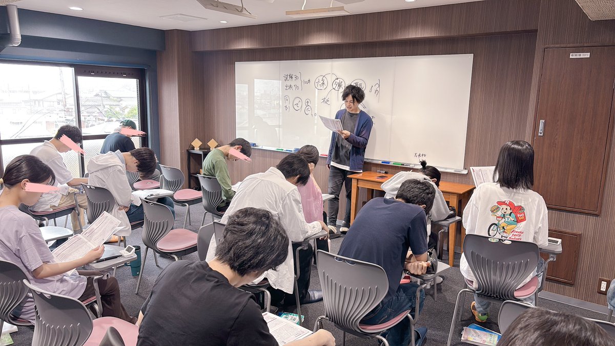 YubaShiori's tweet photo. 古文勉強会のようす。
古文上達の秘訣は〝音読〟。
その音読の秘訣を、講師のよなたんがレクチャーしていきます。 https://t.co/AUmeQQcJbo