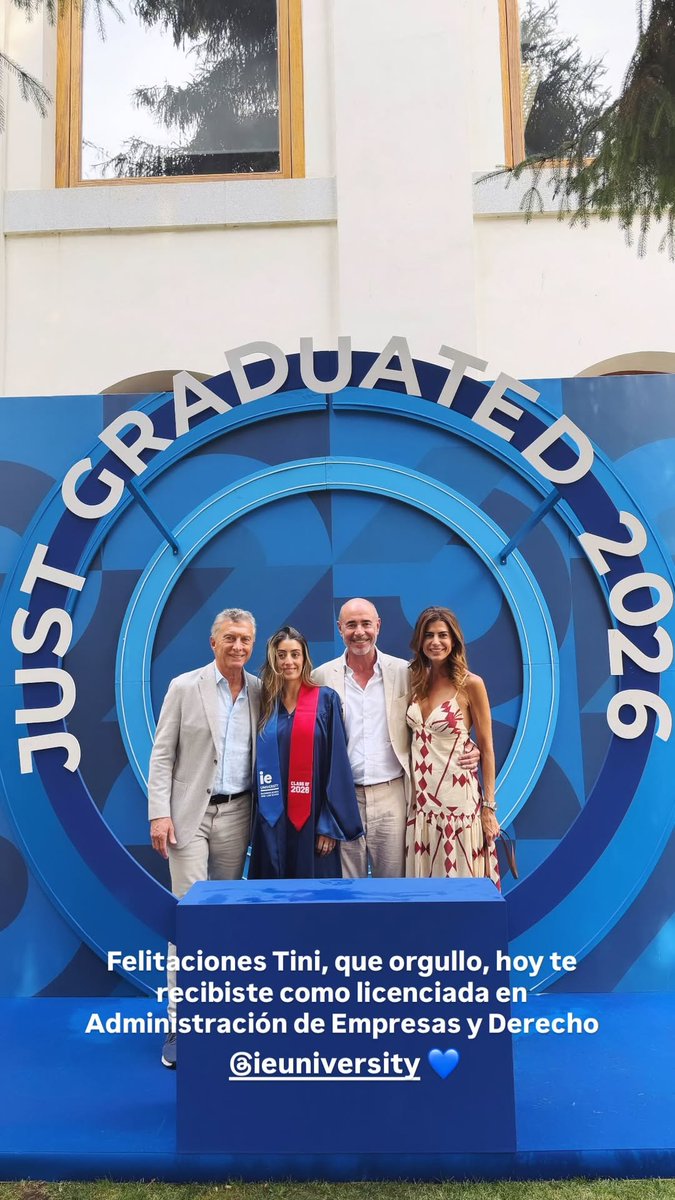 zenozain_carlos's tweet photo. Mauricio Macri en la ceremonia de graduación de Valentina Barbier en España
Fuente: IG de Juliana
#BuenMartes https://t.co/FVkVGcIl6k