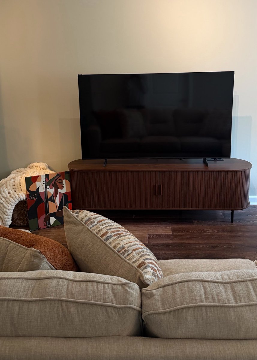 kamerynsimonne's tweet photo. Apartment of a 25 year old woman https://t.co/wRY8IPSzJ8