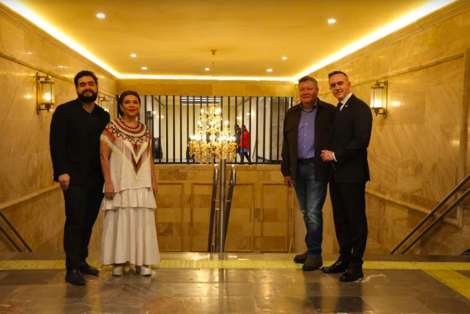 politicomx's tweet photo. 🔴 Clara Brugada y Adrián Rubalcava entregan obras de modernización de la Línea 2 del Metro

👉 https://t.co/dZvdDJGpvJ

La Jefa de Gobierno de la CDMX, @ClaraBrugadaM y el director general del @MetroCDMX, @AdrianRubalcava , entregaron este martes las obras de remodelación de la Línea 2 del Metro.

Durante la entrega de las estaciones Allende, Hidalgo y Bellas Artes, Brugada indicó que estas renovaciones tuvieron una inversión de 2 mil 200 millones de pesos, de los cuales, mil 500 son de inversión federal.

Rubalcava mencionó que la remodelación de la Línea 2 incluyó la renovación de iluminación, pisos, muros de mármol, plafones, red eléctrica, sistema contra incendios, guías podotáctiles e impermeabilización.