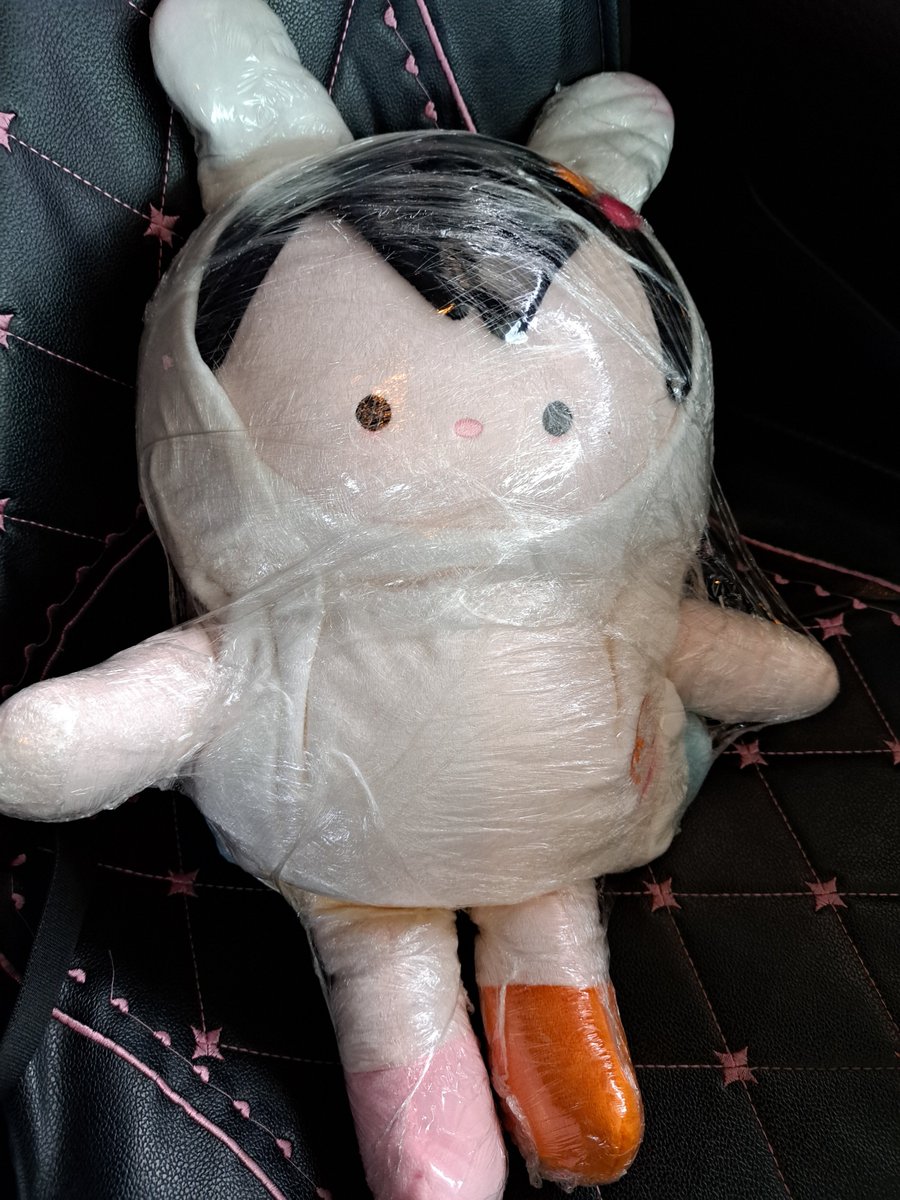 drumrong's tweet photo. ขออวดได้ไหม คือก่อนหน้านี้เรามีสั่งพวงกุญแจเอนี่จิ๋วไป พอคอลนี้ออกเราเลยบ่นกับแฟนว่า อยากได้คอลนี้มากกว่า อาทิตย์ที่แล้วเปิดประตูรถมาเจอน้องวางอยู่ กรี้ดลั่นบ้านเลย นางแอบสั่งให้ เรากอดขับรถไม่ยอมเอาถุงออกกลัวน้องดำ แฟนรำคาญเสียงก๊อบแก๊บ เลยเอาเอนี่ไปแร๊ปให้ 555 รักแฟนจังค่ะ https://t.co/Nbc7FhtDlx