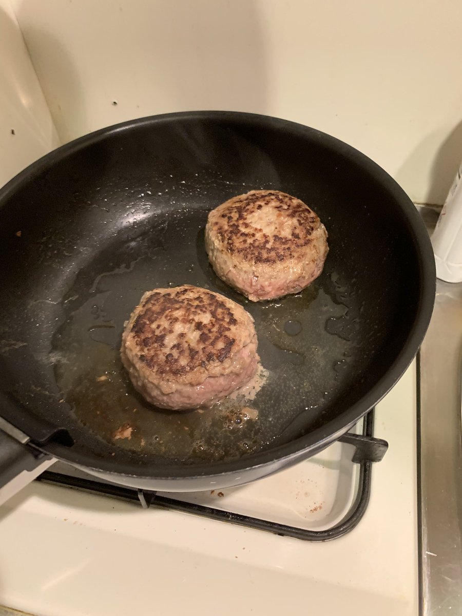 EBRSAN2's tweet photo. サイゼのハンバーグに乗ってるオニオンソースを再現したくて手ごねハンバーグとシャリアピンソース作り初挑戦。今までの鍋物料理と全然違うから勝手がわからず。AIのGeminiに相談。肉汁系ハンバーグとオニオンソース完成ついでにホワイトソースも応用して2種類。まだ改善できる。 https://t.co/RhRCrDdhdf