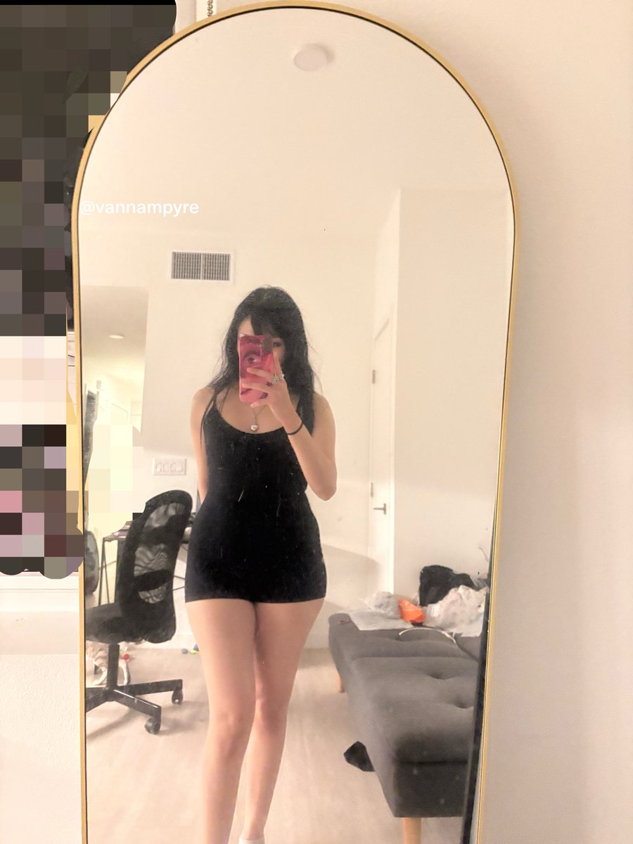 vannampyre's tweet photo. i may be flat BUT…. im funny and have a big heart and big hips so i hope its okay 😔 https://t.co/T7dSiUv6Da