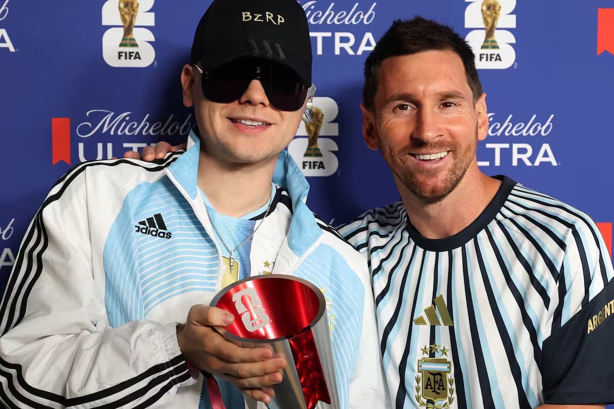 NexoShow's tweet photo. 🚨🇦🇷 #Mundial2026 | Bizarrap le entregó el premio MVP a Lionel Messi tras la victoria frente a Egipto y lo celebró en redes sociales

Los detalles de la nota 👇
https://t.co/6xTryHKKKD https://t.co/b4hujJ9bRf