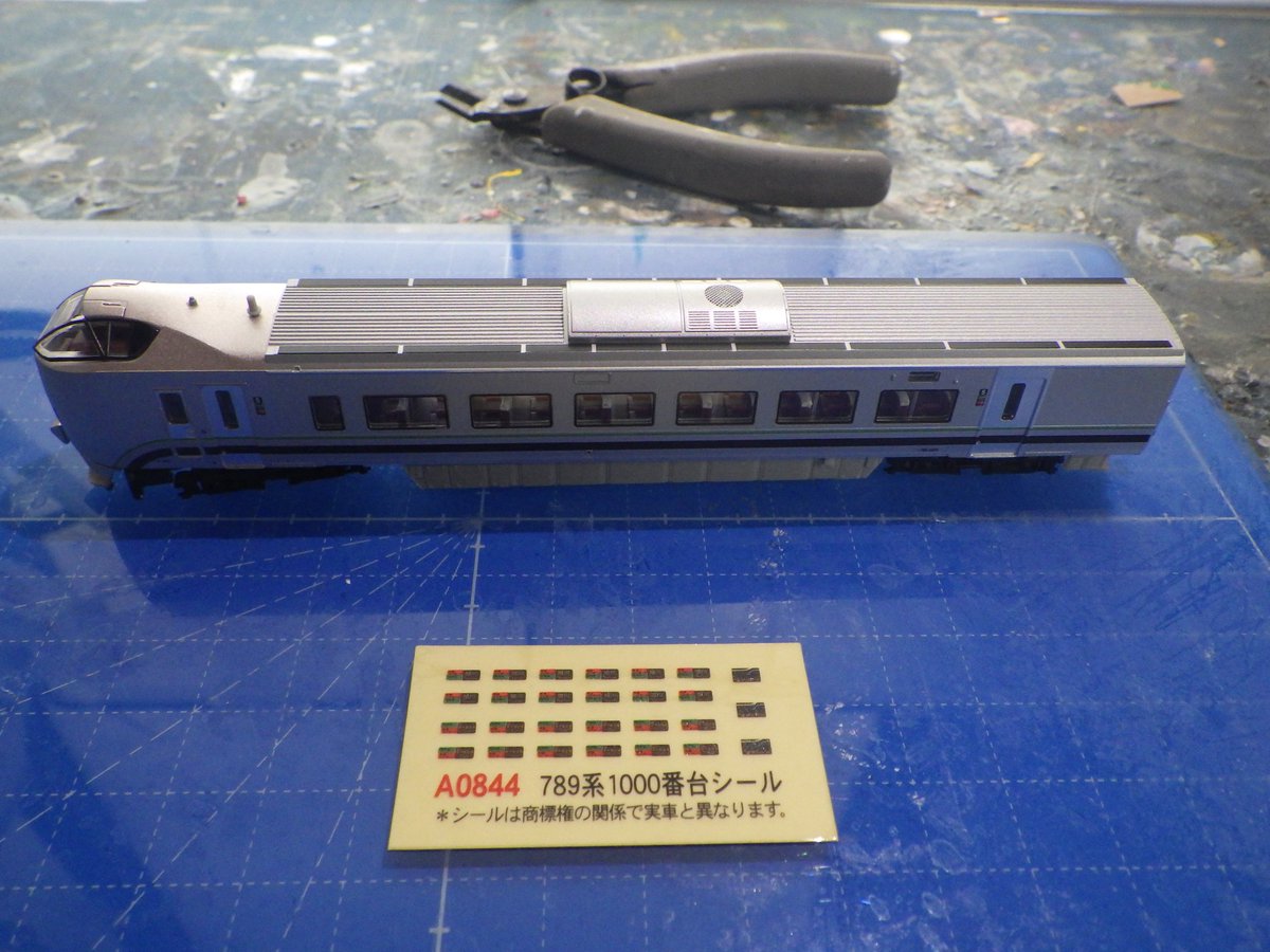 japan_trainview's tweet photo. 先日は、マイクロエースの789系にシールの取り付け作業を行いました。　＃鉄道模型　＃Nゲージ https://t.co/6QKOZsQIYQ