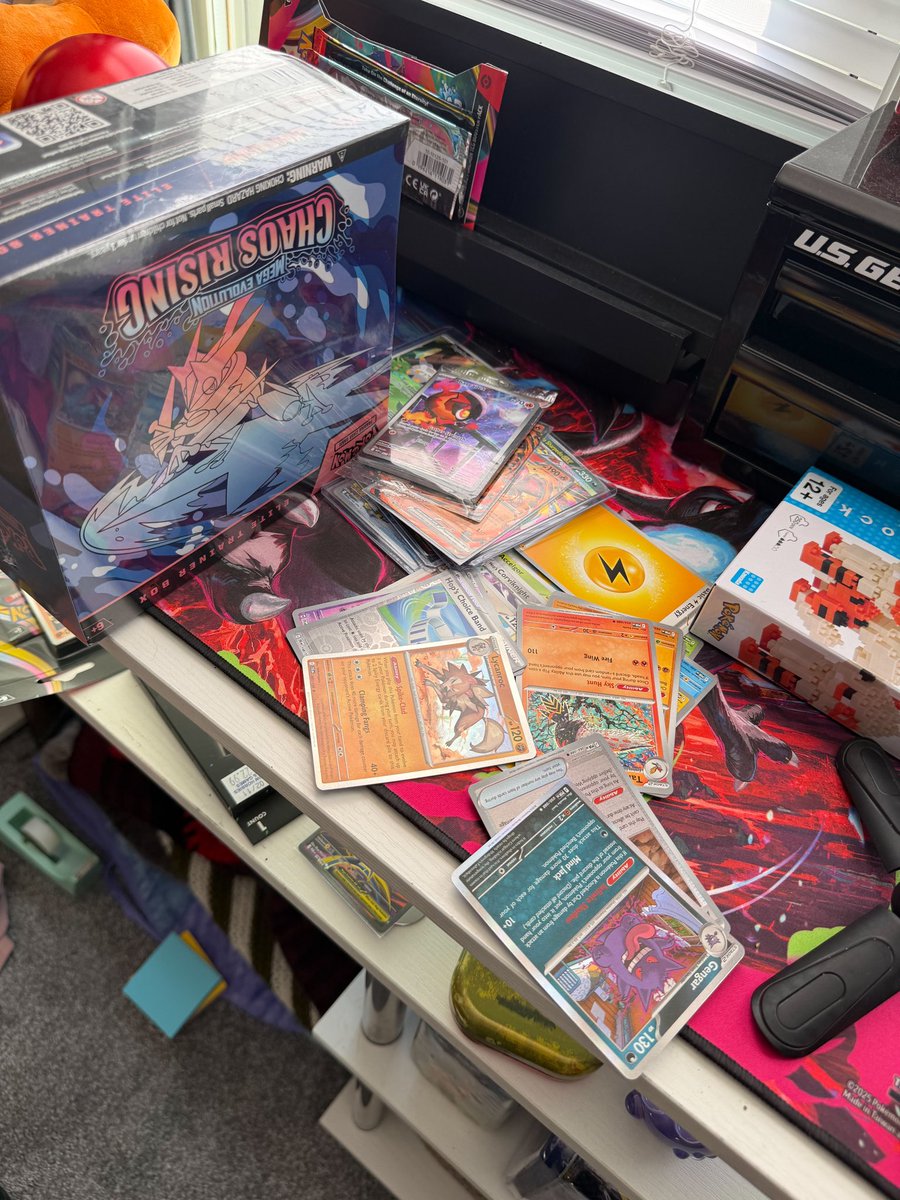 JuniperLeFay's tweet photo. Pokemon piles please me! https://t.co/ODII8Y14GT