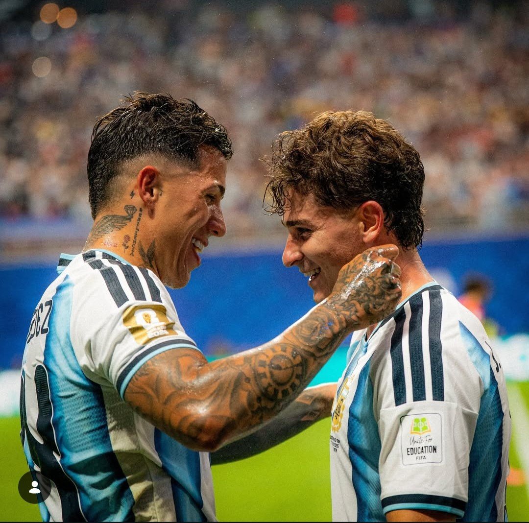 chupafaso's tweet photo. fija que enzo y juli llegaron a la habitación, se abrazaron, lloraron lágrimas de miedo, de frustración, de alegría, charlaron y después bueno... todos sabemos no? https://t.co/Rcv47v2elU