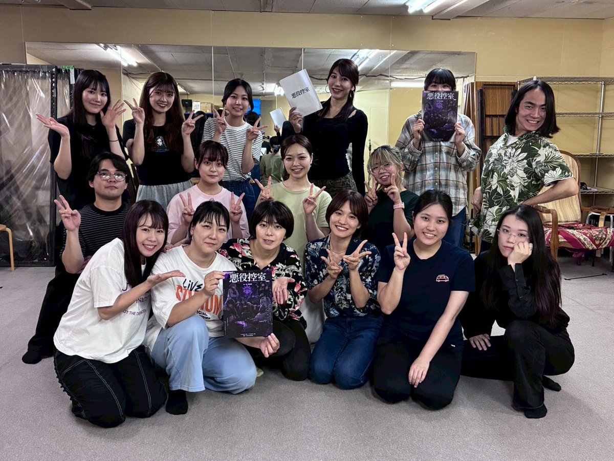 flowerwalk18's tweet photo. 「悪役控室」お稽古始まりしたー！！✨
素敵な作品をお届け出来るように頑張ります✊🏻 ̖́-
是非ご来場お待ちしてます( ¨̮ )🌼

チケットはこちらから⬇️
https://t.co/mQa8GAGPRv
 
 #悪役控室 https://t.co/jNm2oHWpvj