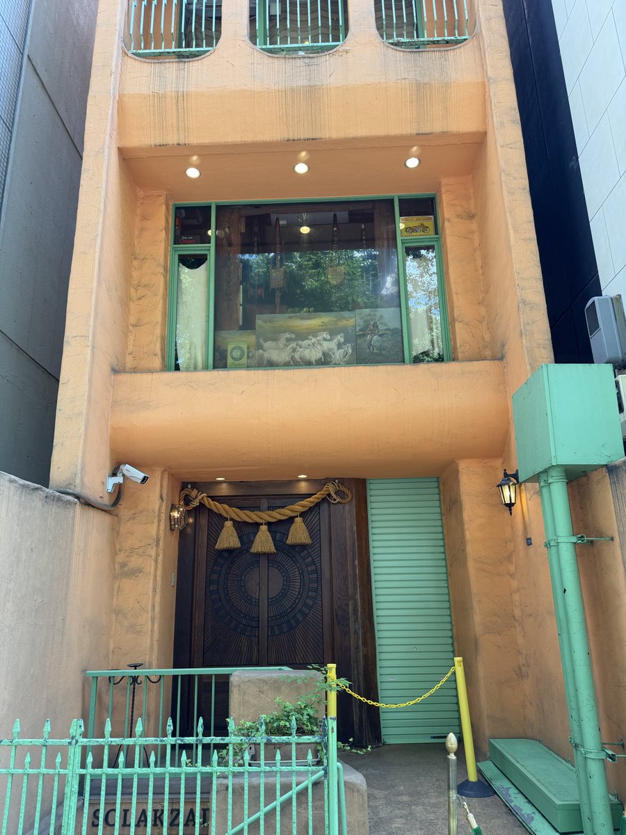 hidetora_19's tweet photo. 今日は珍しく表参道で仕事。少し早く着いたので、懐かしい街をぶらり散歩。

若い頃によく通っていたゴローズは、今も変わらず健在でした。
あの頃は並ばずに入れたものの、店内の商品は少なかった記憶があります。今でも人気なのかな？

天気が良くて気持ちいい♪ https://t.co/jm2Y3zriyd