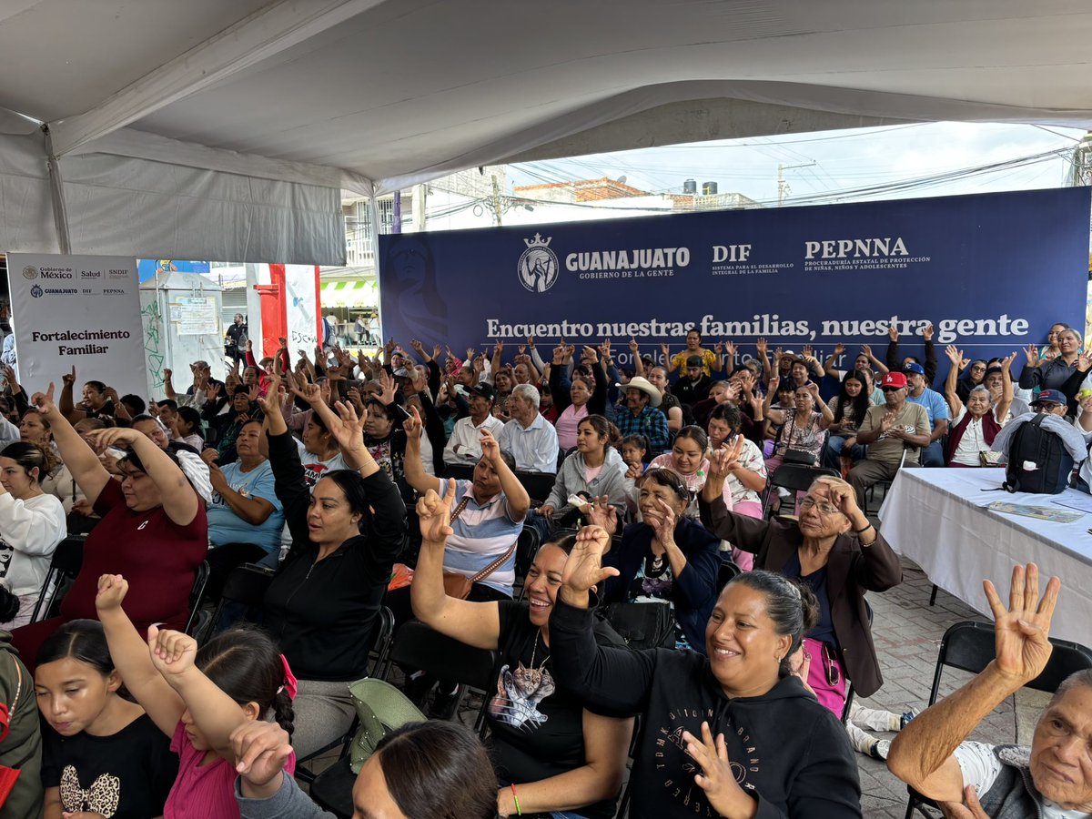 difgente's tweet photo. En #Romita 📍 nos reunimos en el Encuentro Nuestras Familias Nuestra Gente 🧑🧑🧒🧒 para acercar servicios, orientación y espacios que impulsan el desarrollo de la ciudadanía. 👩🏻💻👨🏻💻
A través del trabajo coordinado entre las dependencias del @gobgente, Gobierno de Romita y DIF Romita 2024-2027 🙌🏼 sumamos esfuerzos para fortalecemos la participación, el cuidado y la convivencia en cada rincón de #Guanajuato.
#CuidamosALasFamilias