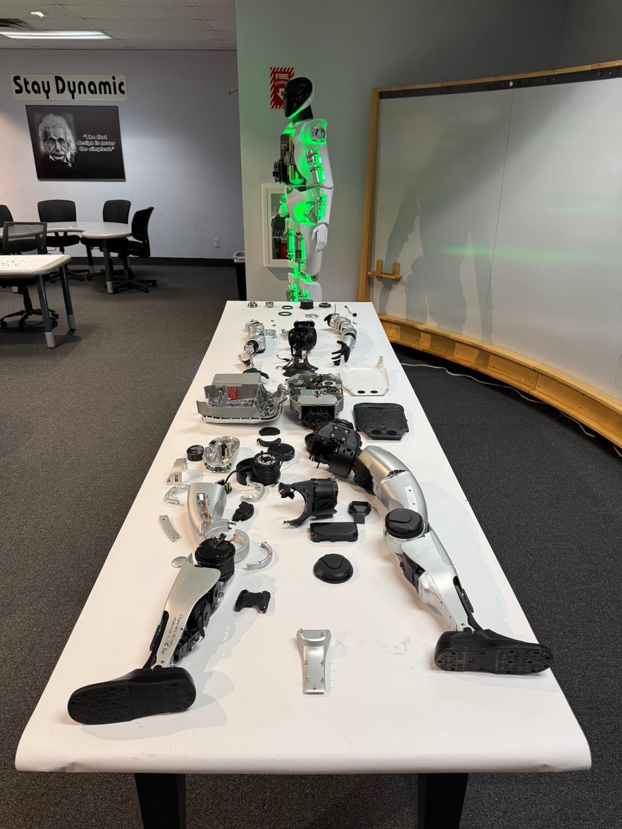 FamilyFilmxura's tweet photo. Future Tech Football: Dismantling Robots https://t.co/0AwuK2kFES