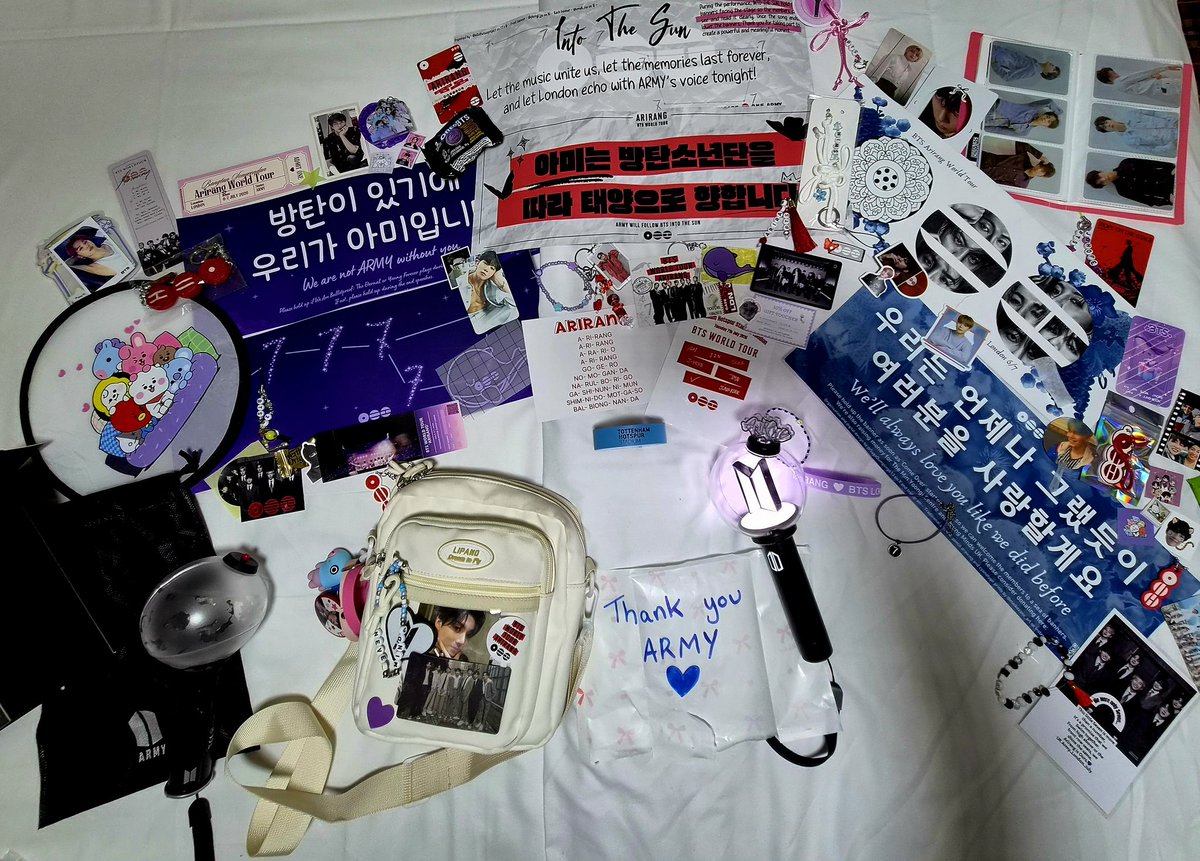 ImmortalDayZ's tweet photo. ARMY never cease to amaze me 💜 I went on my own and had nothing to give back but everyone was so kind! Thank you for making a perfect day even better army!
#BTS_ARİRANG #BTS_ARİRANG_LONDON #bts https://t.co/yosN7fQveL