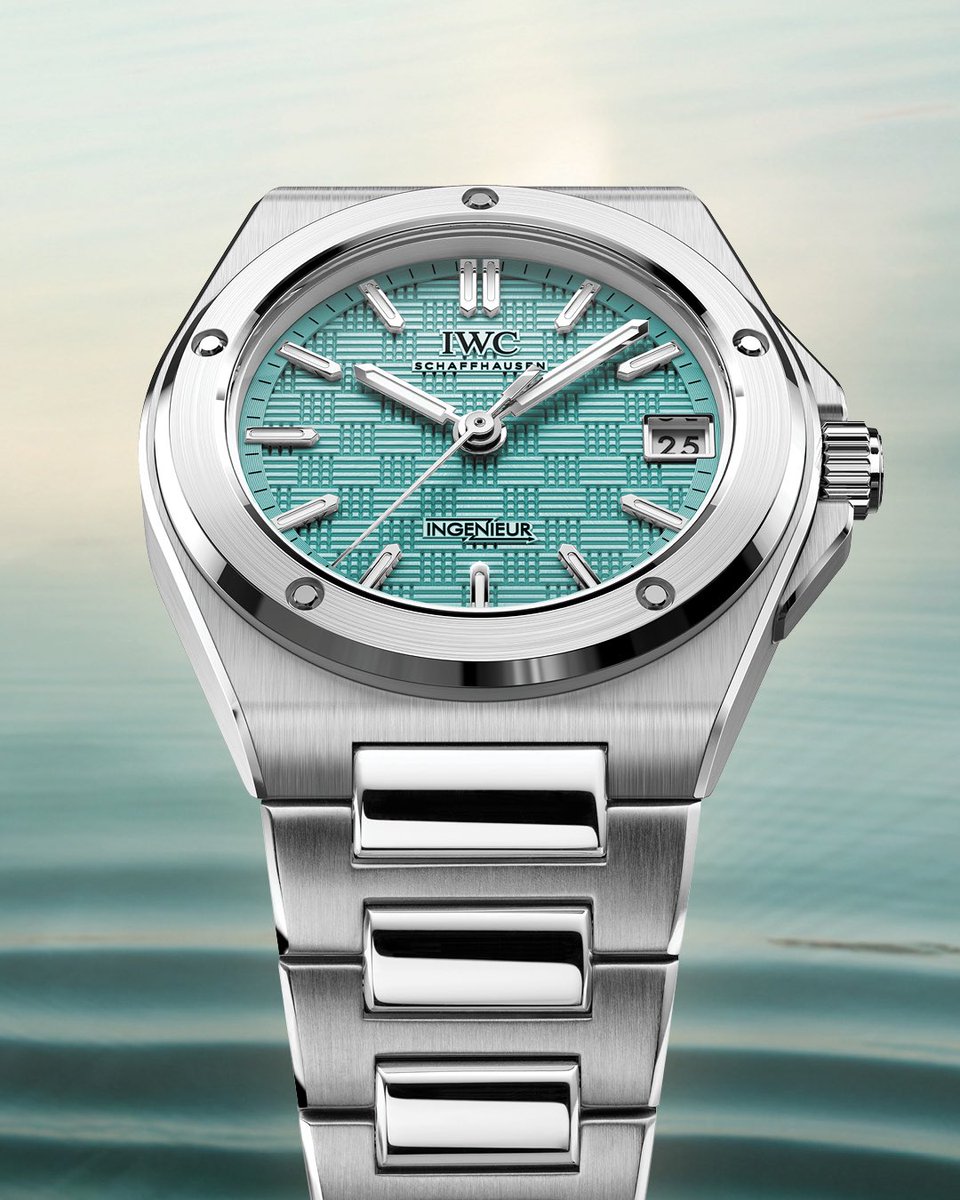 tiempoderelojes's tweet photo. IWC Schaffhausen le da un giro más fresco al Ingenieur Automatic 35 con su nueva carátula color Pool, un tono que refuerza el espíritu veraniego del modelo. Este reloj cuenta con caja de acero de 35 mm, brazalete integrado y el característico patrón Grid.

Y dato extra: ayer Andrew Garfield lo llevó en Wimbledon. 

#TiempoDeRelojes #IWC #Ingenieur