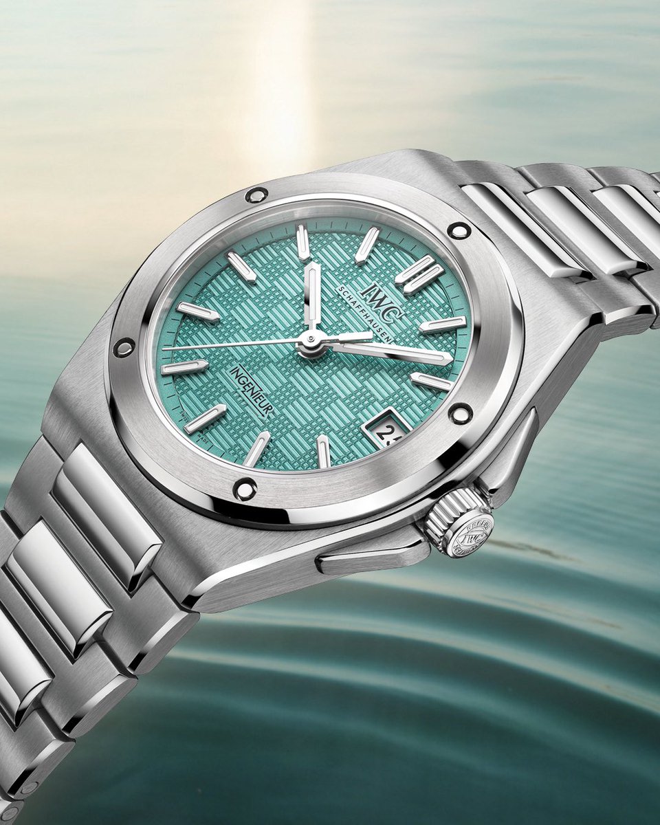 tiempoderelojes's tweet photo. IWC Schaffhausen le da un giro más fresco al Ingenieur Automatic 35 con su nueva carátula color Pool, un tono que refuerza el espíritu veraniego del modelo. Este reloj cuenta con caja de acero de 35 mm, brazalete integrado y el característico patrón Grid.

Y dato extra: ayer Andrew Garfield lo llevó en Wimbledon. 

#TiempoDeRelojes #IWC #Ingenieur