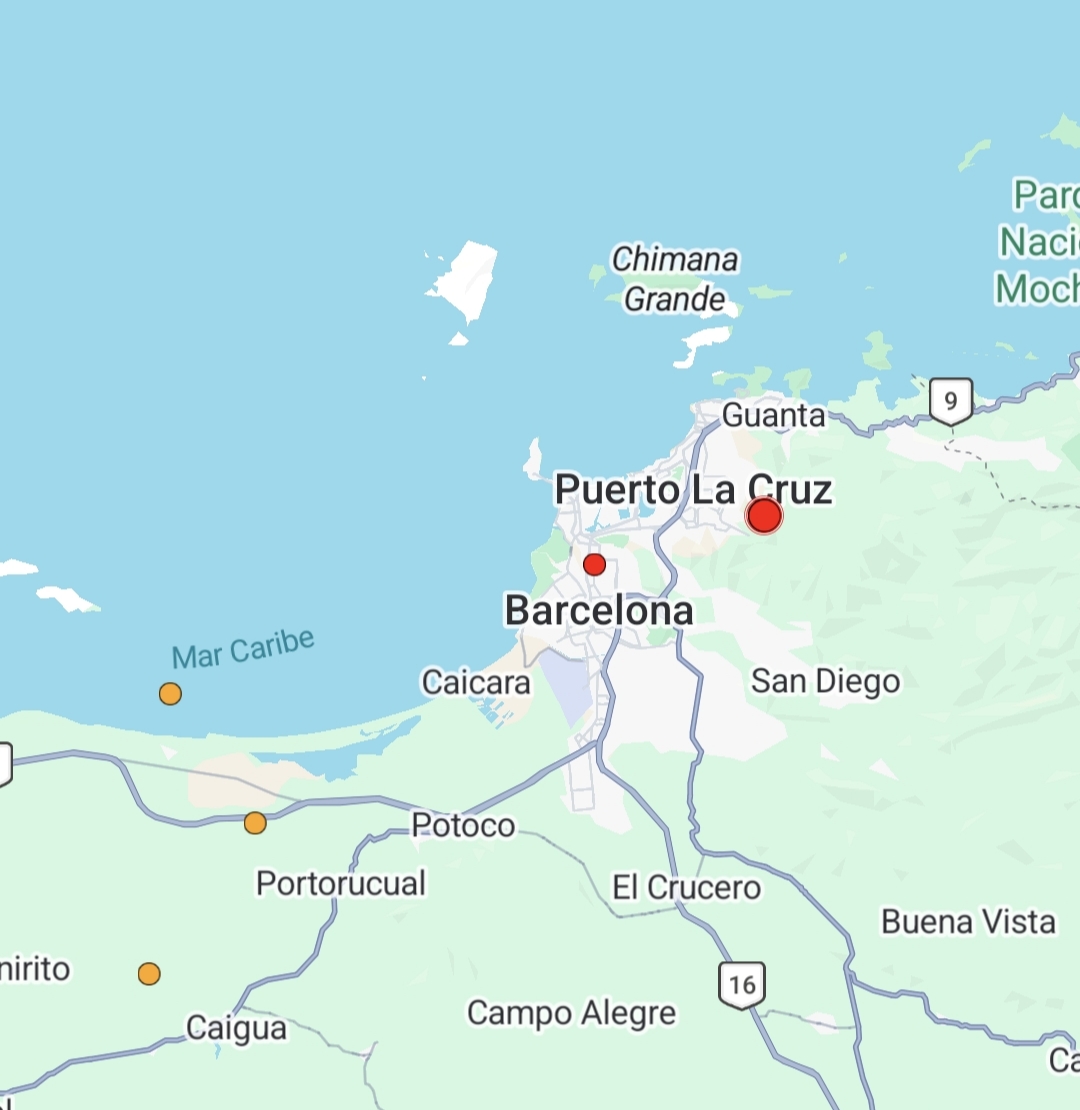 lui_regresa's tweet photo. Informe sísmico breve 12.2 | Sistema de Falla de Urica?

Buenas noches.

Se reporta un evento sismico de magnitud M 3.0, localizado 5 km al sureste de Puerto La Cruz, con una profundidad de 34.8 km, según el registro de FUNVISIS.

Este sismo se ubica en una zona tectónicamente compleja del oriente venezolano, próxima al Golfo de Barcelona y al área de interacción entre el Sistema de Falla de Urica y el sistema San Sebastián–El Pilar.  

La Falla de Urica es una estructura de orientación aproximada NW–SE, interpretada como una rampa lateral con movimiento transcurrente dextral, es decir, con desplazamiento horizontal dominante hacia la derecha (Audemard et al., 2001).

Por su profundidad, este evento no debe interpretarse necesariamente como una ruptura superficial de la falla, sino como parte de la actividad sísmica regional asociada al campo de esfuerzos del oriente venezolano.  La magnitud es baja, pero su ubicación es relevante porque ocurre cerca de una zona donde confluyen varias estructuras activas importantes (Audemard et al., 2001).

El Sistema de Falla de Urica ha sido identificado como una estructura con importante potencial sismogénico. 

De acuerdo con el Atlas de Amenaza Sísmica de Venezuela, en el sector donde la Falla de Urica se une con la Falla de El Pilar podrían alcanzarse magnitudes máximas probables de hasta Mw 7.1 para períodos de retorno del orden de 1800 años; hacia el extremo suroriental del sistema, los valores estimados oscilan entre Mw 6.8 y 6.9 para períodos de retorno superiores a 2000 años (FUNVISIS, 2004). 

Estas estimaciones representan escenarios probabilísticos de amenaza sísmica y no constituyen una predicción de un terremoto inminente.

Finalmente, el sismo registrado entre Puerto La Cruz y Barcelona es un evento de baja magnitud que forma parte de la actividad tectónica normal del oriente venezolano.  No obstante, su localización dentro del Sistema de Falla de Urica confirma que esta estructura permanece activa, por lo que resulta indispensable mantener un monitoreo instrumental continuo y fortalecer las medidas de prevención y gestión del riesgo sísmico, especialmente en el eje Golfo de Barcelona–Urica–El Pilar.

Referencias

Audemard, F. A., Singer, A., Soulas, J.-P., & Beltrán, C. (2001). El sistema de falla de Urica (oriente de Venezuela): Características geológicas y sismotectónicas. VI Congreso Venezolano de Geofísica. Fundación Venezolana de Investigaciones Sismológicas (FUNVISIS).

Fundación Venezolana de Investigaciones Sismológicas. (2004). Atlas de Amenaza Sísmica de Venezuela. Parte II: Geología de terremotos. Caracas, Venezuela. FUNVISIS.

Imagen tomada de Earthquake.