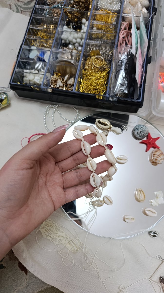 pinknac's tweet photo. سگ ترین موقعیت شبیه که فرداش میخوای بری سرکار و یک هفته قبلش تعطیل بودی.
فعلا ساعت ۴:۱۵ صبحه و من نعشه کردم رو گردنبند درست کردن.
با ما همراه باشید https://t.co/EyIhLAsHWO