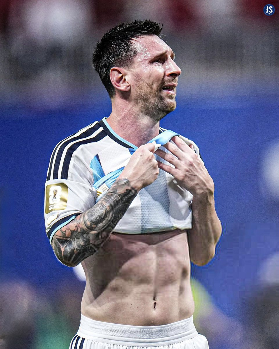 juegosimple__'s tweet photo. “Es la primera vez que lloro adentro de una cancha. Era mucha emoción por cómo se dio el partido. La vimos jodida y no nos queríamos ir y dejar de estar en este Mundial. Fue un desahogo, un alivio ver a mi familia, a la gente, a mis compañeros. Y exploté”.

Firma: Lionel Messi, con @MatiPelliccioni.