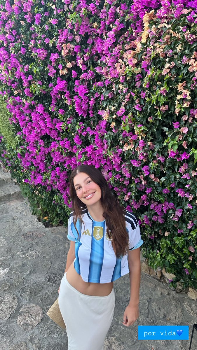 mdzol's tweet photo. "Por vida": la actriz Camila Morrone posó con la camiseta de la Selección argentina tras la victoria. https://t.co/FNzTbthZ0D