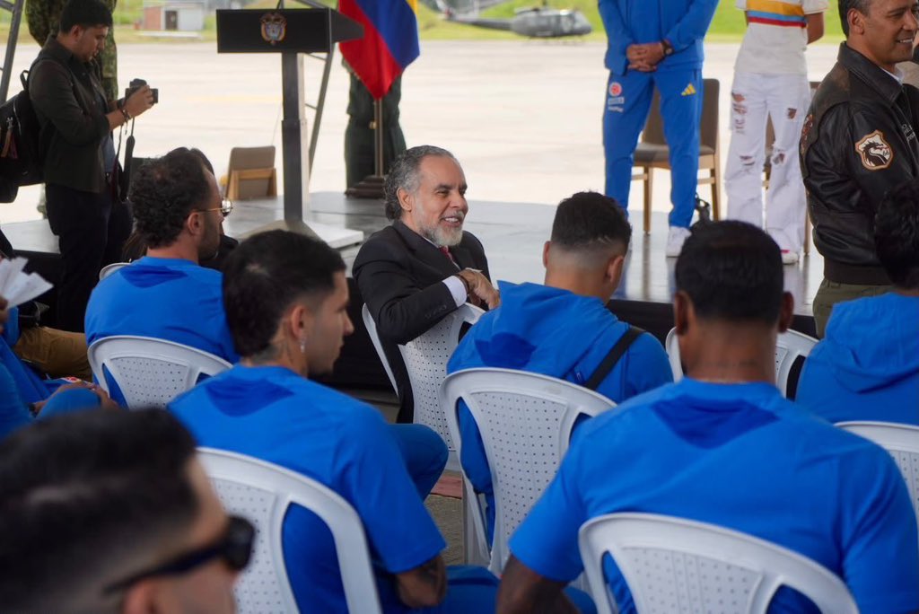 diosangelag's tweet photo. Yo viendo perder a Colombia. https://t.co/upsLBBfNjf