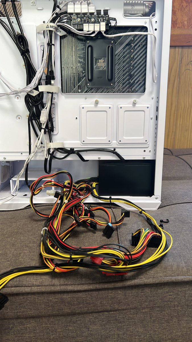 8686levin's tweet photo. 過去の俺ナイス👍意外と配線電源周り結束バンド使ってなかった🤩 https://t.co/GiWogCvSJP