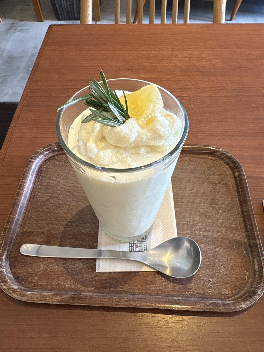 Anndentity5's tweet photo. ピニャコラーダのグラニータ、うま〜♡量多〜♡ 上島珈琲店だよ
わたしはココナッツとパインが好きなんじゃあ…🍍🥥 https://t.co/DQ6jmnk7Zn