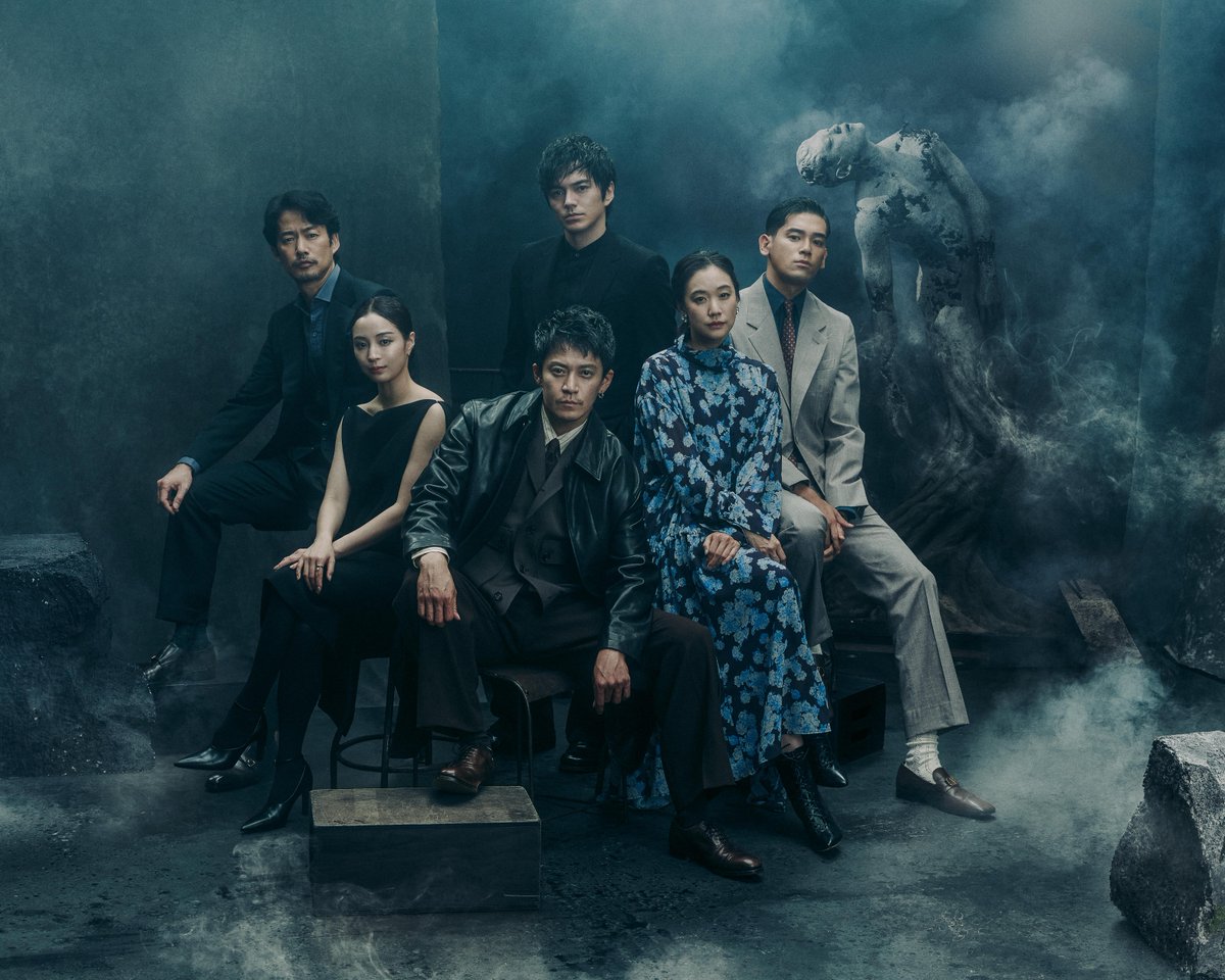 NetflixJP's tweet photo. Netflixシリーズ
『ガス人間』
世界独占配信中！

配信を記念して
超貴重な撮り下ろし"新次元"スペシャルアート解禁

キャスト6名：小栗旬、蒼井優、広瀬すず、林遣都、UTA、竹野内豊
脚本・エグゼクティブプロデューサー：ヨン・サンホ
監督：片山慎三
が集結し、作品の世界観そのままの
迫力を映し出す🌪️

#ガス人間
#悪ガス爆発
#humanvapor
#人間燃料
#パーフィニー