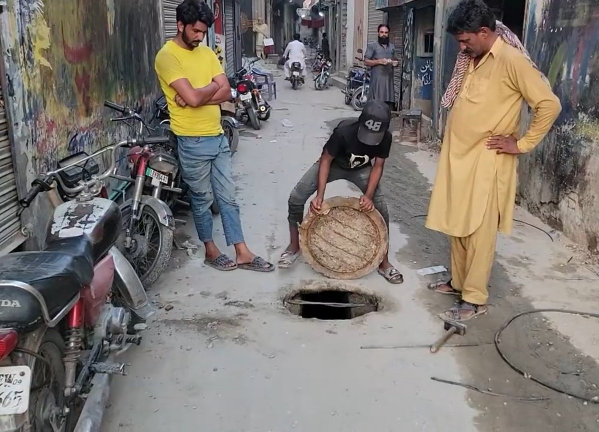 majidsnizami's tweet photo. سانحہ کاہنہ: ٹیوشن سنٹر کی چھت گرنے سے 14 بچوں کی وفات کے بعد حکام کی پھرتیاں کیونکہ مریم نواز نے دورہ کرنا تھا۔ 10 سال سے سڑک کا کام نہیں ہوا تھا، ایک رات میں ہو گیا۔ سٹریٹ لائٹس لگ گئیں، بجلی کے میٹر ترتیب سے لگائے گئے۔ گلیوں کا پیچ ورک، فٹ پاتھ پر رنگ سب ہو گیا کیونکہ وزیراعلی نے دورہ کرنا تھا۔ پہلی مرتبہ ایک رکشہ میں کئی گٹر کے ڈھکن آئے اور کھلے گٹروں پر رکھے گئے۔ خالی پلاٹ کے ملبے کی پہلی مرتبہ صفائی ہوئی۔ ادیب یوسفزئی @adeebyousufzai کی رپورٹ
https://t.co/gak6PgzoqX