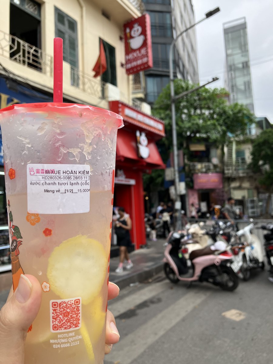 Hanomy_Hanoi's tweet photo. 雪だるまが目印の中国発アイス&amp;ティーのチェーン店MIXUE。夏場はさっぱりしたレモネード（Nước chanh tươi lạnh）がお気に入り♪このボリュームで15,000VNDと破格です！
#ハノイ生活　#MIXUE https://t.co/rA2dzMIymO