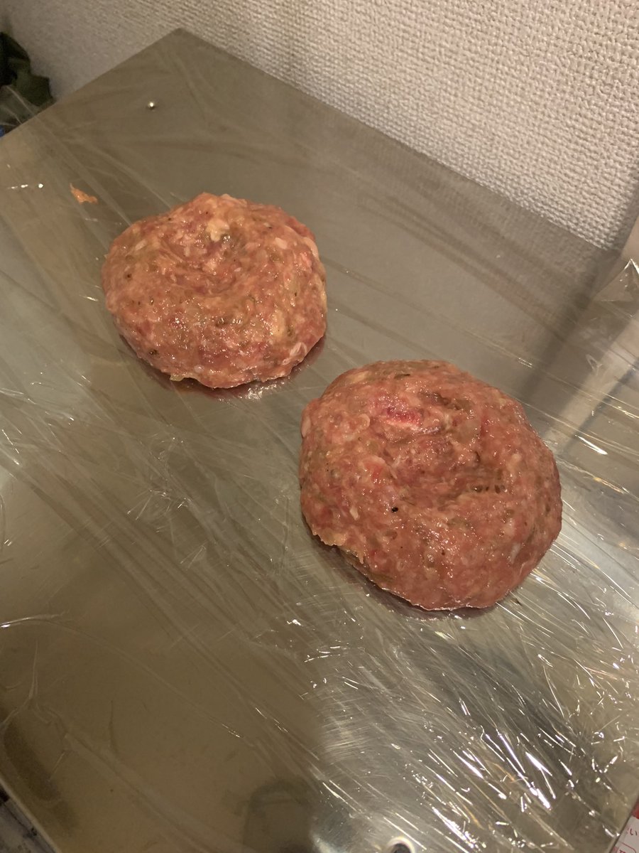 EBRSAN2's tweet photo. ハンバーグ2回目。前回よりも肉汁マシマシの中フワフワに！焼き時間を短く、酒蒸しを長く。大葉おろしポン酢が目的。大葉が優勝すぎた。シャリアピンソースも板についてきた。かなり旨い。失敗したぬか漬けナスは中華の応用でフライパンに残った油を吸わせて炒めた。良い感じ。 https://t.co/D96A8elFEq