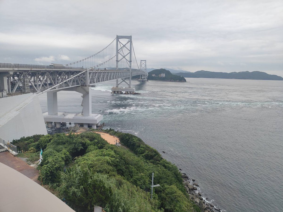looksocia's tweet photo. 人生初の淡路島へ初上陸〜！南あわじの綺麗な海と大鳴門橋の絶景にさっそく感動してます…！🌊✨

ニジゲンノモリでリアルなスライムたちにも遭遇して、まるでドラクエの世界に迷い込んだ気分⚔️🛡️ 玉ねぎ以外も見どころ満載で楽しすぎる！淡路島最高です。 #淡路島 #ニジゲンノモリ https://t.co/5xrcXOacIB