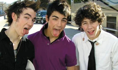 archivesjonasb's tweet photo. old but gold, jonas brothers. https://t.co/nbgVhjLnd0