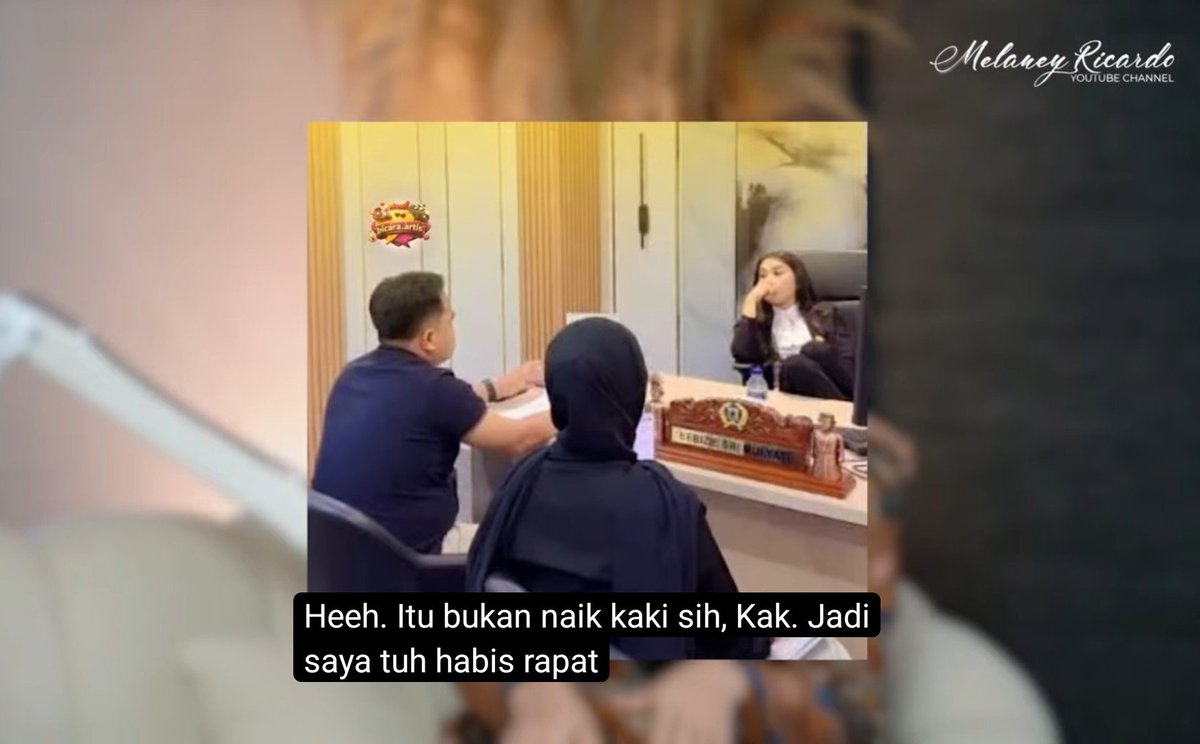 kamarlintang's tweet photo. Bebizie klarifikasi soal gaya duduk angkat kaki di ruang kerja yg dikritik gak sopan,

Penyanyi dangdut yg kini jadi anggota DPR DKI itu curhat punya sakit di bagian kaki,

Bebizie bilang, "Saya minta maaflah kalau memang dianggap itu kurang pantas gitu, tapi saya tuh tidak mengangkat kaki yang gimana, hanya kaki saya, saya gini karena saya kakinya sakit."

Bebizie lanjut bilang, "Boleh kakak entar saya buktiin, nah ini kan ada iya bekas e ini ditusuk kan sama dokter, dan jadi kadang itu keram kak sakit."

Tapi, Bebizie menjadikan kritikan itu bahan evaluasi buat lebih hati-hati kalau posting foto di medsos.