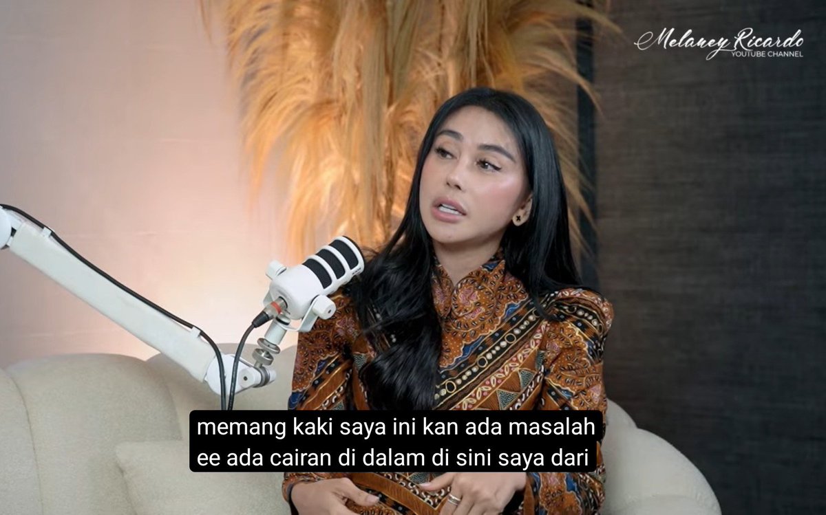 kamarlintang's tweet photo. Bebizie klarifikasi soal gaya duduk angkat kaki di ruang kerja yg dikritik gak sopan,

Penyanyi dangdut yg kini jadi anggota DPR DKI itu curhat punya sakit di bagian kaki,

Bebizie bilang, "Saya minta maaflah kalau memang dianggap itu kurang pantas gitu, tapi saya tuh tidak mengangkat kaki yang gimana, hanya kaki saya, saya gini karena saya kakinya sakit."

Bebizie lanjut bilang, "Boleh kakak entar saya buktiin, nah ini kan ada iya bekas e ini ditusuk kan sama dokter, dan jadi kadang itu keram kak sakit."

Tapi, Bebizie menjadikan kritikan itu bahan evaluasi buat lebih hati-hati kalau posting foto di medsos.