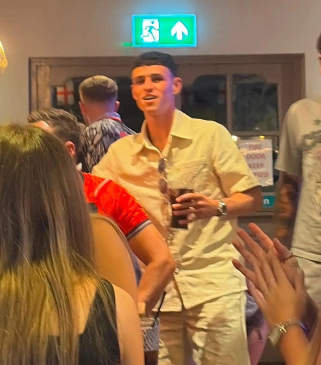 TouchlineX's tweet photo. 🚨🏴󠁧󠁢󠁥󠁮󠁧󠁿 𝗡𝗘𝗪: English fans were surprised to see Phil Foden, who showed up to watch the national team at his local pub.

He only drank Coca Cola and took photos with the locals.

— @TheSun https://t.co/gjpucx4ENU