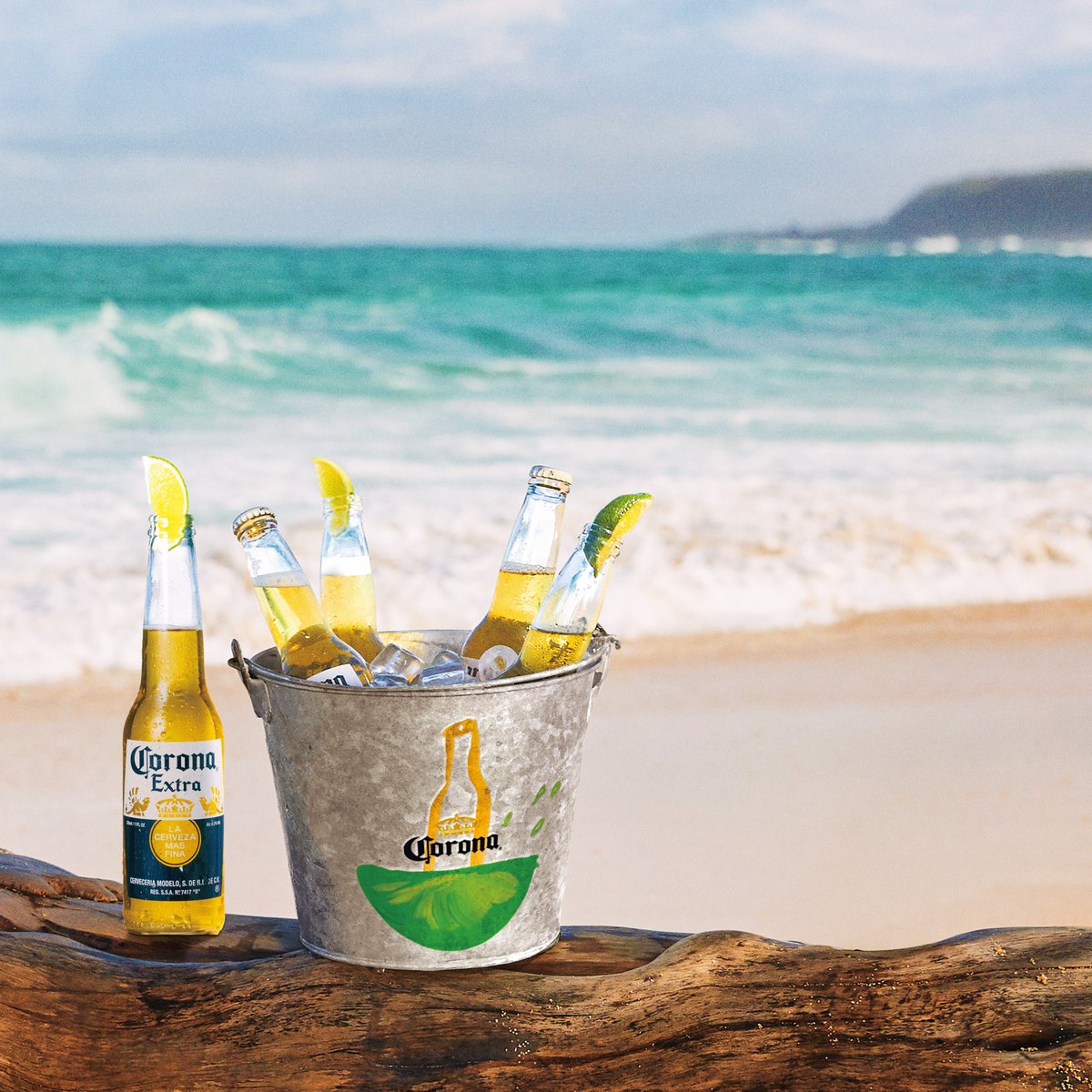 CoronaExtraJPN's tweet photo. アーティストとのコラボ発売記念！
瓶か缶。コロナビールを楽しむならどっち？
どちらも、ライムで爽快感が際立つ。

瓶と限定デザインバケツが抽選で2名様に当たる！

応募方法
1）@CoronaExtraJPN をフォロー
2）この投稿をリポスト

応募は7/21 23:59まで
※お酒は20歳になってから