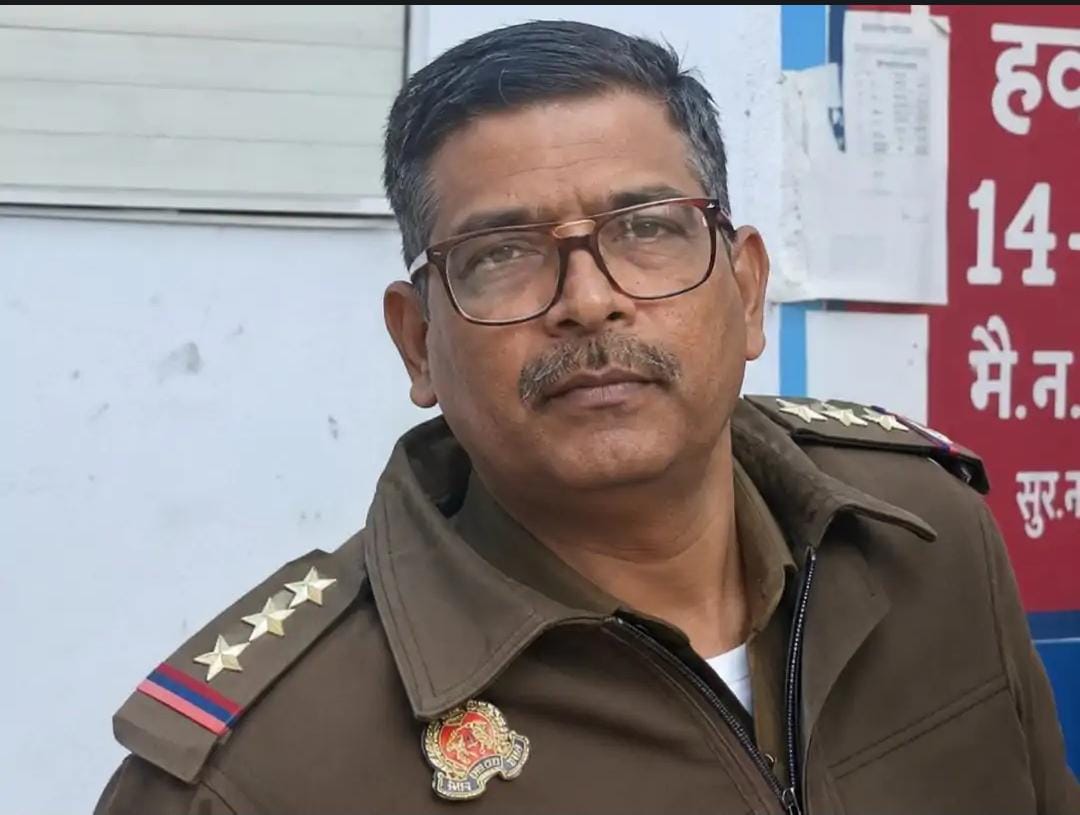 hindipatrakar's tweet photo. उत्तरप्रदेश- जालौन।

फरवरी-2026 में बीजेपी नेता कार्तिक त्रिपाठी ने  3 साथियों के साथ एक महिला के घर में घुसकर छेड़छाड़ की. उसे किडनैप करके कार में डाल लिया. शोर मचाने पर महिला का से निकलकर भागी तो उसे कुचलने की कोशिश की. आरोपी भाग गये. 

थाने में थानेदार पंकज पांडेय ने उसकी FIR लिखने के बजाय बीजेपी नेता को संरक्षण दिया, उसने वीडियो बनाने की कोशिश की तो पांडेय, दारोगा अभिषेक पोरवाल और 2 पुलिसकर्मियों ने उसकी पिटाई कर दी और फोन छीन लिया. समझौते का दबाब बनाकर झूठे केस में फंसाने की धमकी दी.

जिले के SP से लेकर देश के राष्ट्रपति तक को शिकायत भेजी लेकिन कोई कार्रवाई नही हुई. कोर्ट के आदेश पर बीजेपी नेता और थानेदार समेत कई पुलिसकर्मियों पर केस दर्ज हुआ है.