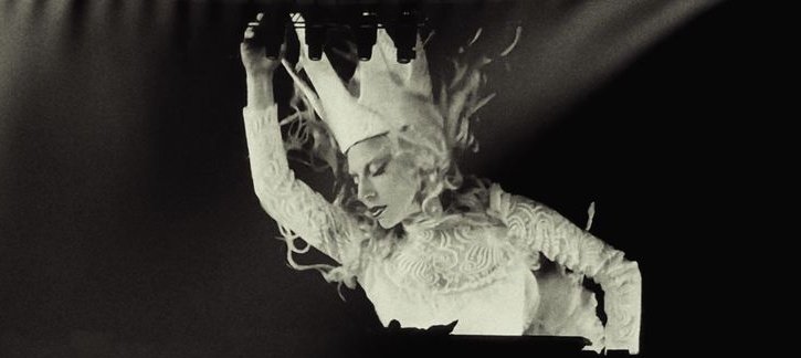 gagacopp0la's tweet photo. she as the white queen https://t.co/T358UfM9cM