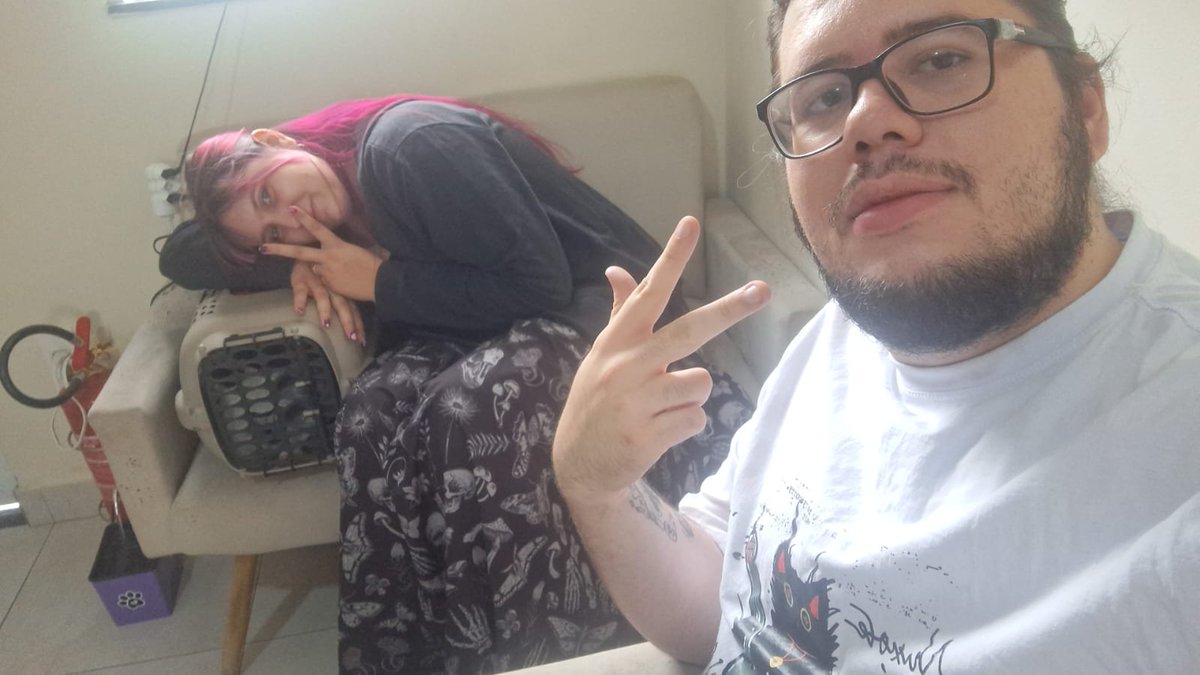 rafis_06's tweet photo. almofadinhas está dodói 
eu i ele sendo pais responsáveis https://t.co/BLtV8yxJJg