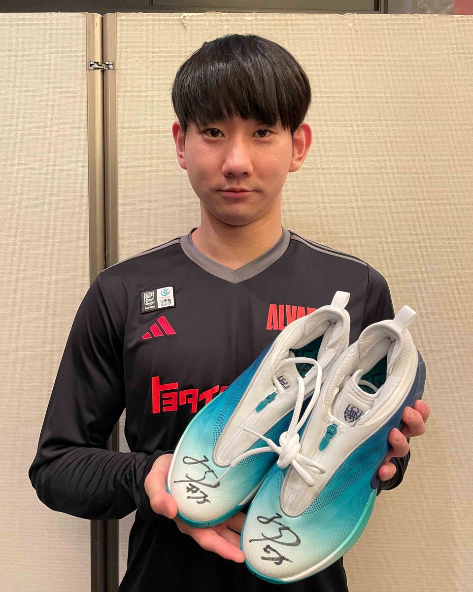 ALVARK_TOKYO's tweet photo. ／
👟チャリティーオークション実施中
＼
「#your_shoes」チャリティーオークション2026 第1弾では、アルバルク東京から#3 テーブス選手と#75 小酒部選手の直筆サイン入りバスケットボールシューズを出品しています。

⏰7/13(月)22:00まで
👇詳細
https://t.co/t1wqPA3GPU

#アルバルク東京 #TOKYOUNITE @tokyo_unite