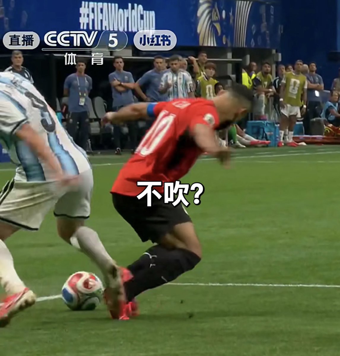 HuiguShih's tweet photo. Argentina’s victory over Egypt was all thanks to the referee. Without the referee, they would have been knocked out and heading home already.
#WorldCupSpares #ArgentinaNationalTeam #Egypt #referee https://t.co/SClAqmEkzn
