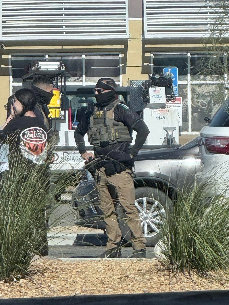 baker_girlie's tweet photo. I.C.E. agent's spotted in the high desert in San Bernardino County of Southern California. 
These wonderful agents working hard even in extreme heat to Make America Great Again. Keep up the good work! True Americans support I.C.E. 
Do you agree? https://t.co/zQhc7yPp0p