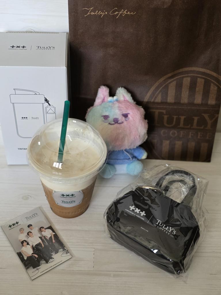 suzu3mugi's tweet photo. 朝からトゥバ活できて幸せ🥰
タンブラーだけ買うつもりが、ドリンクが出来上がるのを待ってる間にトートバッグもやっぱり買おうかな…って追加購入😁
アメリカーノ美味しかったよ〜👍
次は他のメニューにもチャレンジするぞ😋

#TXT #TOMORROW_X_TOGETHER #タリーズコラボ
＠TXT_bighit_jp https://t.co/YyOOYdHTA7