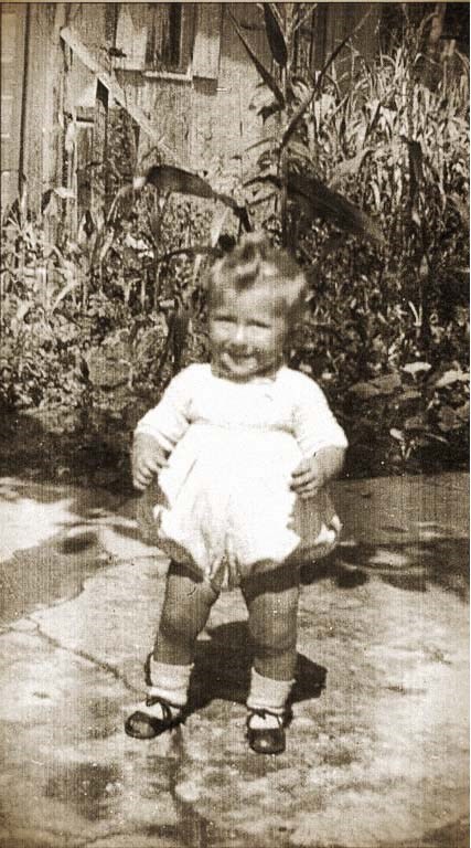 AuschwitzMuseum's tweet photo. 8 July 1942 | A French Jewish girl, Denise Repper, was born in Paris to Alexander and Madeleine.

In December 1943 she was deported to #Auschwitz. After the selection she was murdered in a gas chamber. https://t.co/2iMSgu8JYN