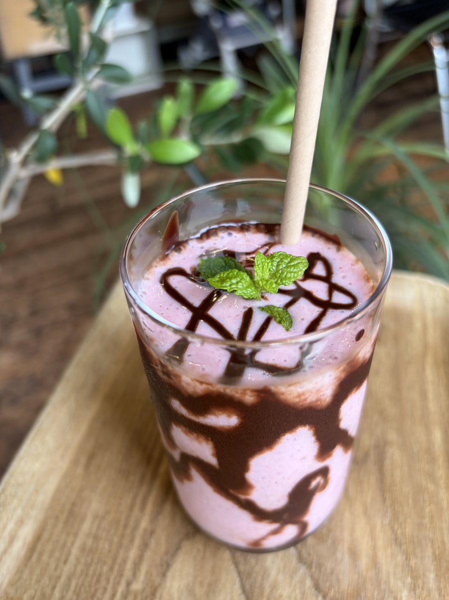 sasayacafe's tweet photo. ささやカフェオープンです。
まもなく梅雨明けを迎えます。
今日から3日間、梅仕事します。写真は後程。　
さて、新商品の「ストロベリーショコラスムージー」
あまりの美味しさにゴクゴク飲め、身体もヒンヤリ。
#sasayacafe #スムージー　#チョコレート https://t.co/n9BDcf3um7