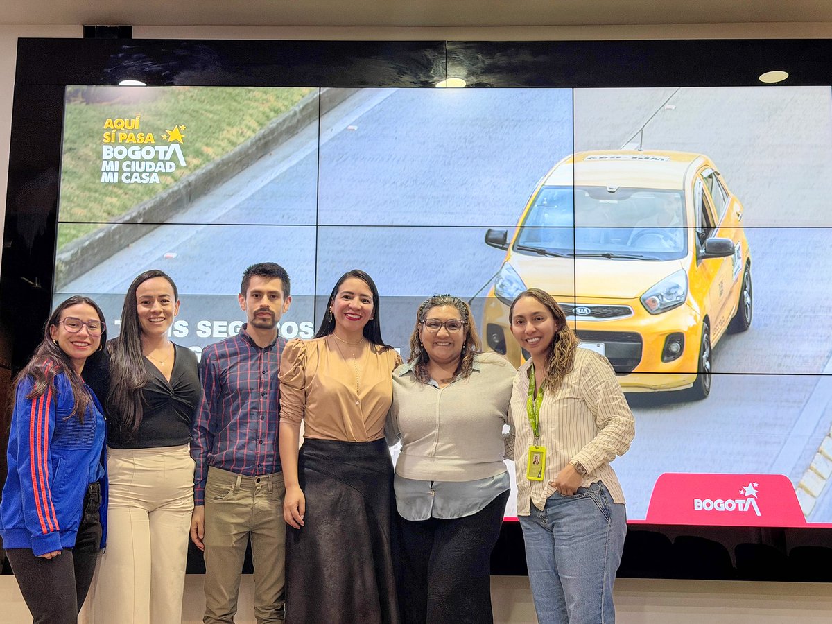 SectorMovilidad's tweet photo. Juntos hacemos de la movilidad una experiencia más segura para todos. 

También le socializamos a este gremio cómo funcionará el código QR que llegará a los vehículos, una herramienta que permitirá a los usuarios consultar información del taxi y del conductor, fortaleciendo la confianza y la seguridad en cada viaje. 🚖💛