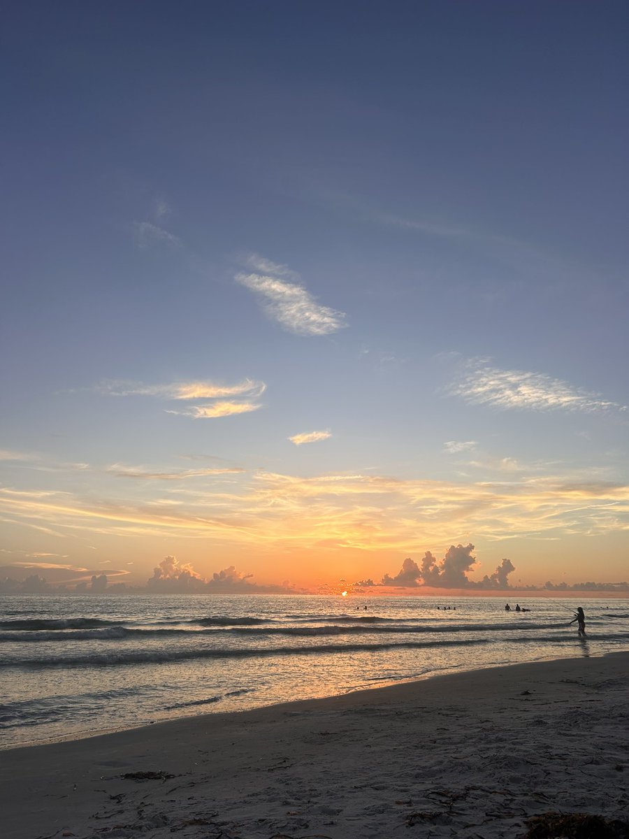 9therworldly's tweet photo. brought my crochet to the beach and watched the sunset <3 https://t.co/kvYVlTM3iZ