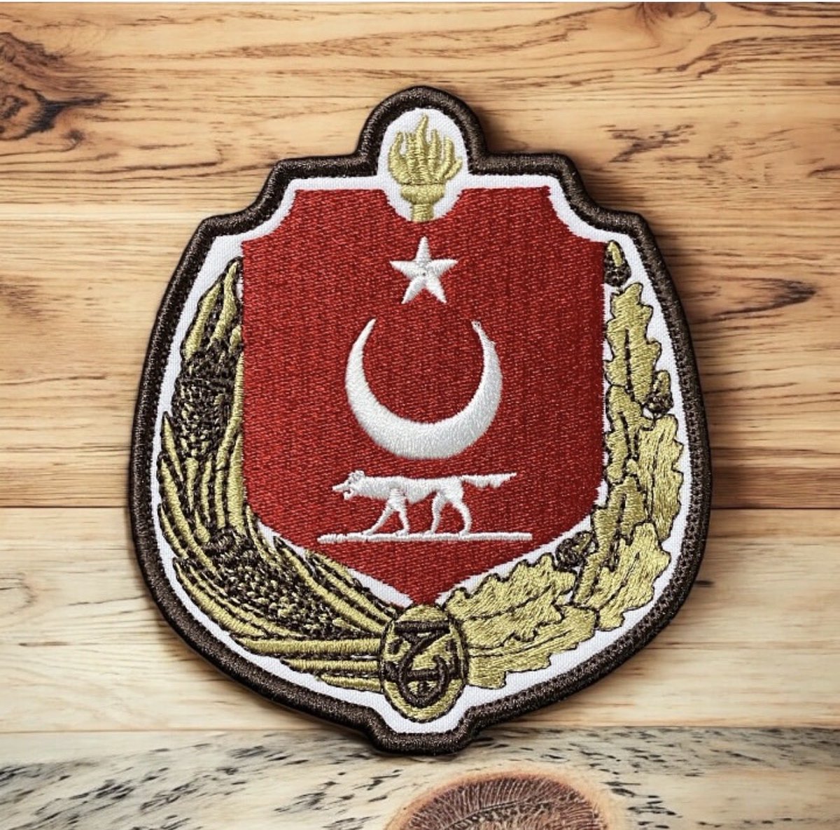 yucelkazancoglu's tweet photo. Atalarımızın ruhları şad, 
kutlu emanetleri ebedî olsun!

Bizlere bıraktıkları ülkü ve mefkûre uğrunda inançla yürüyen, Türk Devleti’nin ve milletinin bekası  ve  kudreti için mücadele eden herkes var olsun.

NATO Zirvesi vesilesiyle gerçekleştirilen bu muhteşem organizasyonda hiçbir ayrıntı tesadüf değildi… Tarihimizin derinliklerinden süzülen semboller, köklü devlet geleneğimizin izleri ve geleceğe dair verilen ince mesajlar; anlayana çok şey söylüyordu. Geçmişini unutmadan geleceğe yürüyen büyük bir devletin hafızasını, iradesini ve kudretini yansıtan bu anlamlı organizasyonda emeği ve fikri bulunan herkesi yürekten selamlıyorum.
 Devletimiz ve milletimiz ebed müddet payidar olsun.